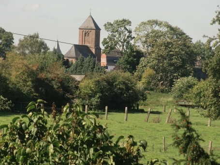 Rheinberg-Wallach : Auf dem Rheindeich mit Blick auf die evang. Kirche Wallach